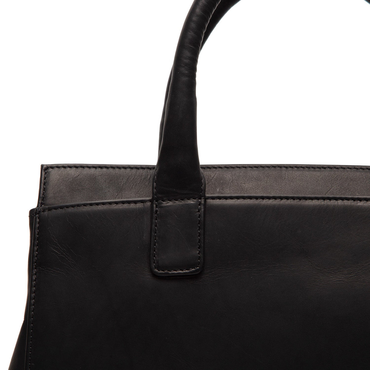 Close-Up Detail of Classic Collar &amp; Heavy-Duty Zipper Hardware on Garda Full-Grain Leather Handbag
