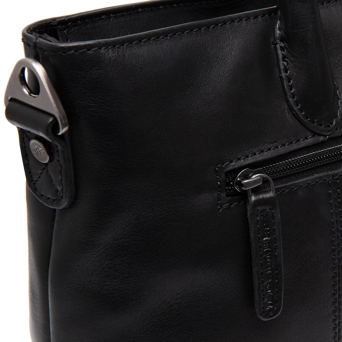 Close-Up Detail of Classic Collar & Heavy-Duty Zipper Hardware on Pergamino Full-Grain Leather Handbag